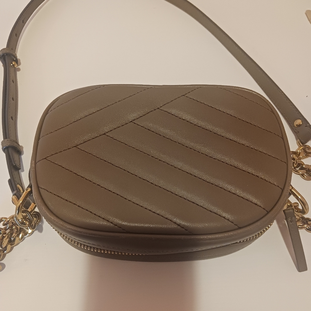 Tory Burch Kira Chevron Small Camera Bag In The Color Taupe. - Picture 4 of 4
